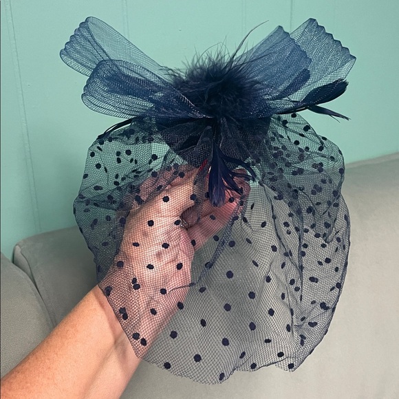 BNWT NAVY BLUE FASCINATOR WITH FEATHERS & POLKA DOT VEIL & ORGANZA RIBBONS - Picture 5 of 8